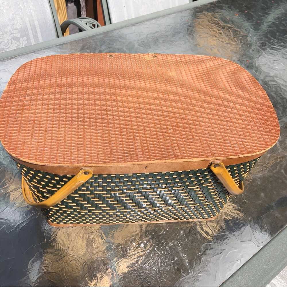 Vintage 1970s Picnic Basket Woven Wicker Metal Handles Hunter Green - Picture 6 of 14